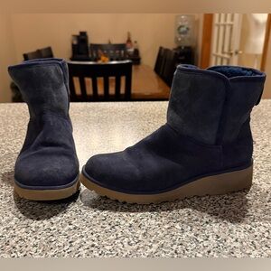 UGG mini Kristen wedged boot in navy size 7